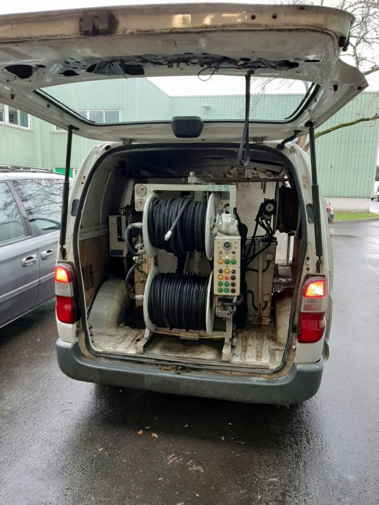 Camionnette d'hydrocurage de KTP Débouchage, hayon ouvert, avec ses enrouleurs de tuyau haute pression