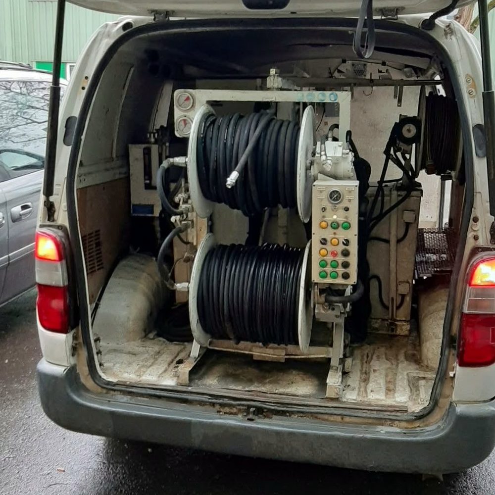 Arrière de la camionnette KTP Débouchage : deux enrouleurs de tuyau haute pression et le pupitre de commande